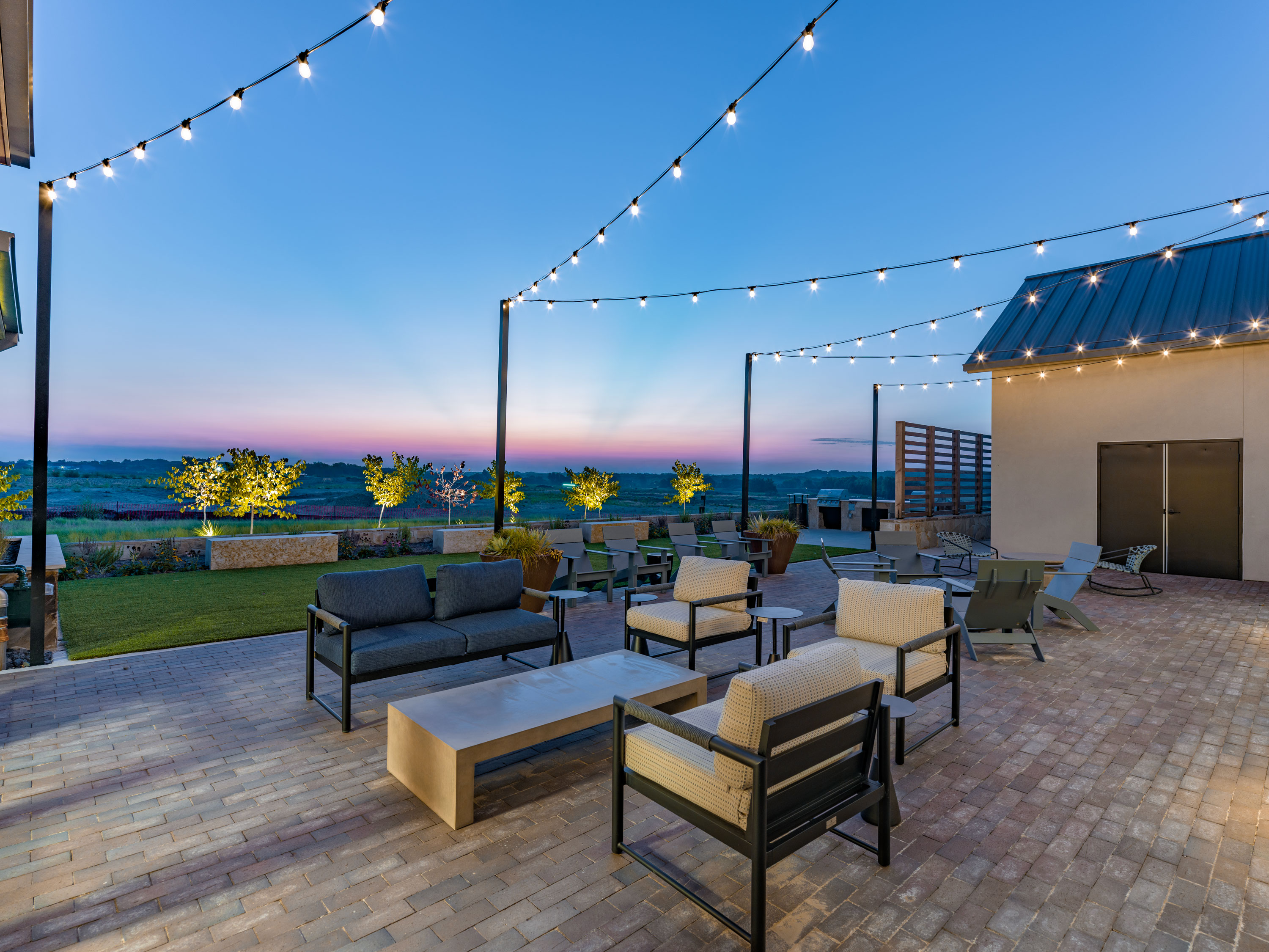 Evenings at Hillstead’s outdoor patio under the wide North Texas sky.